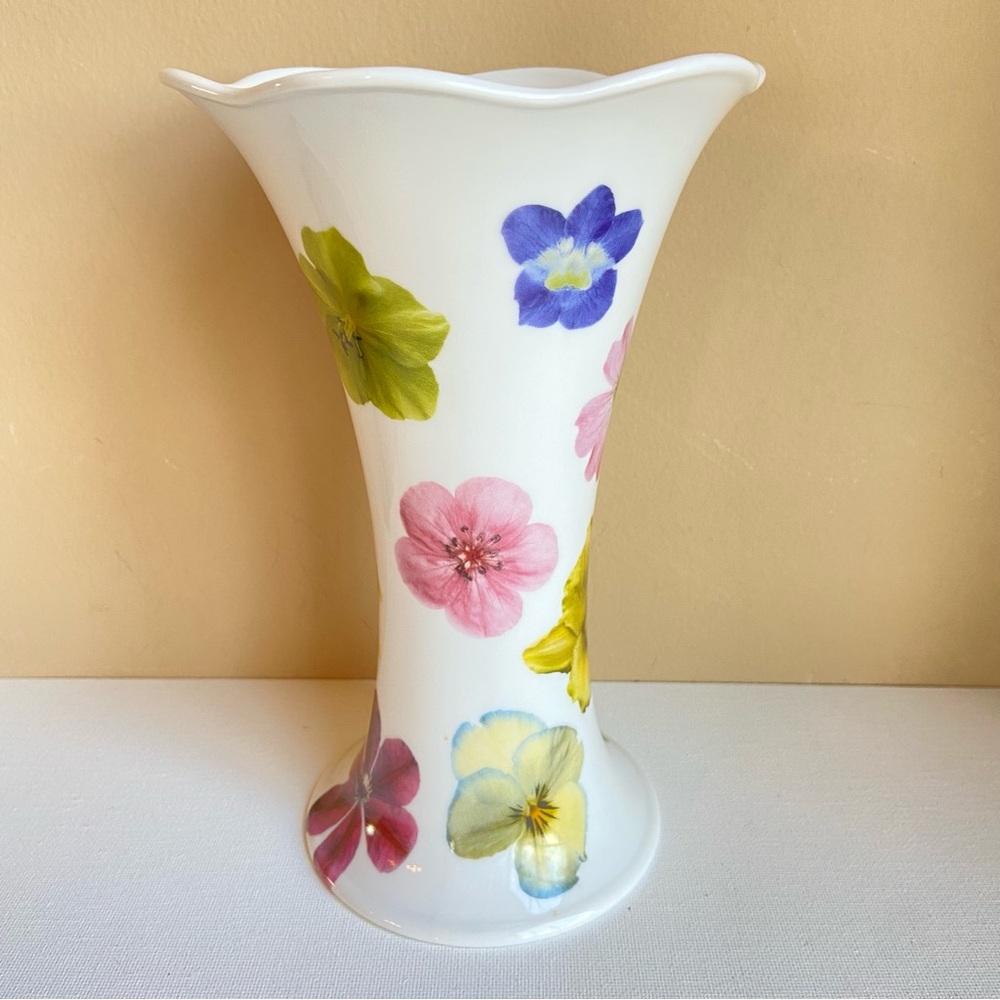 Wedgwood Bloom vase for 1800 Flowers.com floral design on white porcelain 7.5 in